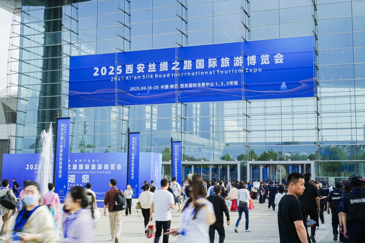 安逸号·熊猫专列“开进”2025西安丝路旅博会！四川腾龙国际平台打造“移动的天府会客厅”